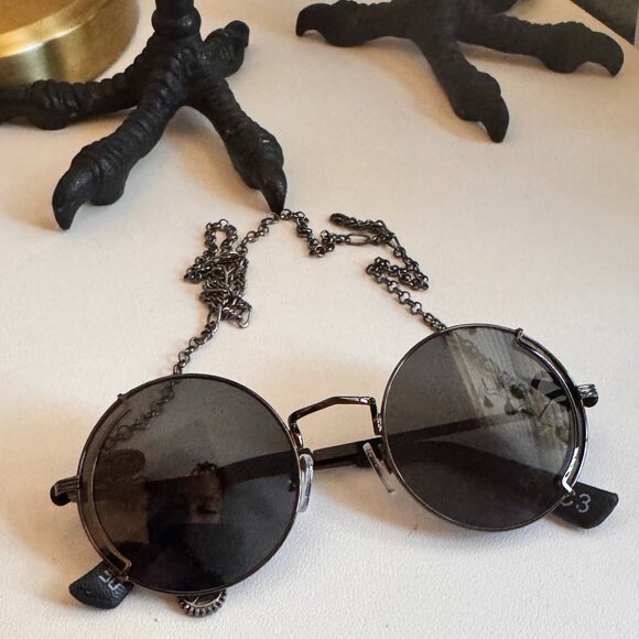Disturbia Accessories - Disturbia Emilie Round Sunglasses with detachable Chain